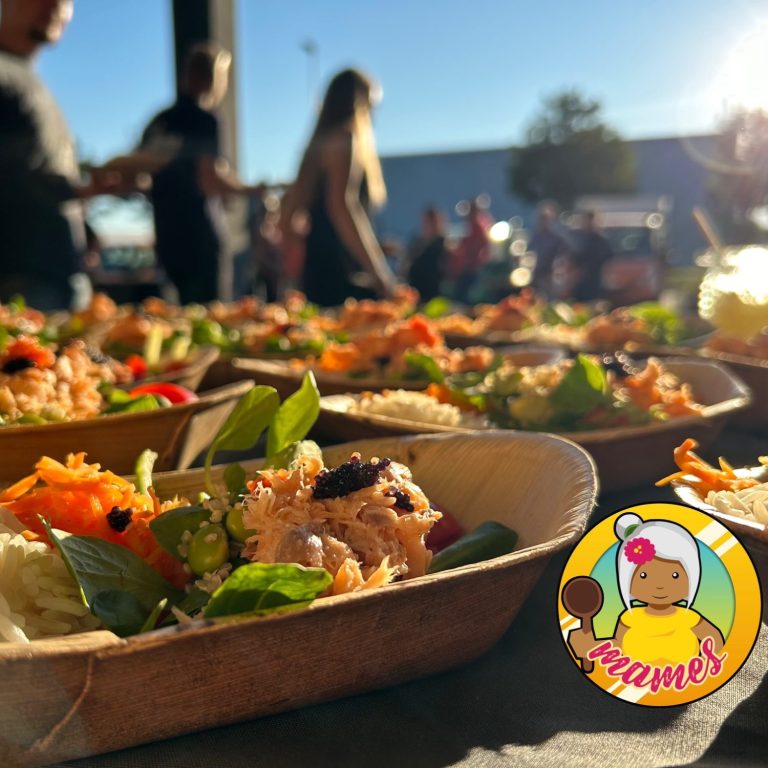 Mames Gera (ehemals Mames Bowls & Wraps) Lachsbowl mit Edamame, Quinoa, Feldsalat, Möhrensalat, Tomaten, Gurken und Kaviar-Topping